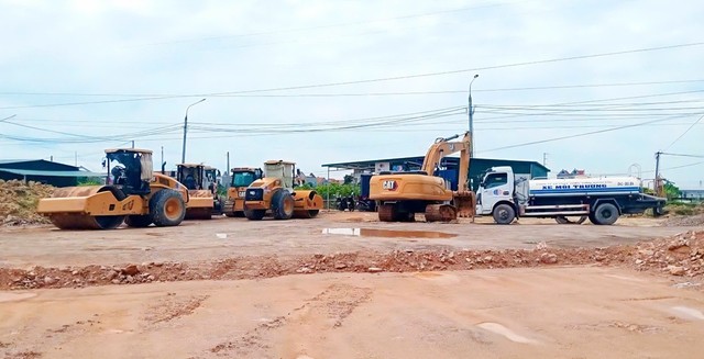 Dự án đường nối quốc lộ 17B với cầu Dinh đã chuẩn bị đầy đủ phương tiện, thiết bị thi công. Ảnh: Nguyễn Lan Dự án đường nối quốc lộ 17B với cầu Dinh đã chuẩn bị đầy đủ phương tiện, thiết bị thi công. Ảnh: Nguyễn Lan