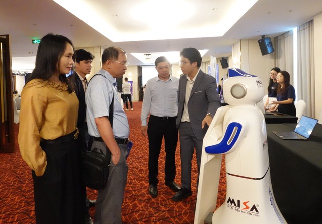 Các đại biểu tìm hiểu robot lễ tân Misa. Ảnh: Hồng Hạnh. Các đại biểu tìm hiểu robot lễ tân Misa. Ảnh: Hồng Hạnh.
