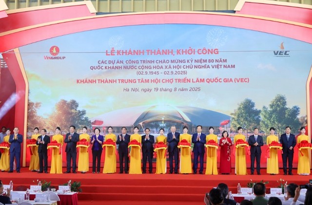 Các đồng chí lãnh đạo, nguyên lãnh đạo Đảng, Nhà nước và các đại biểu thực hiện nghi thức khởi công, khánh thành 250 công trình tại điểm cầu trung tâm. Ảnh: VGP. Các đồng chí lãnh đạo, nguyên lãnh đạo Đảng, Nhà nước và các đại biểu thực hiện nghi thức khởi công, khánh thành 250 công trình tại điểm cầu trung tâm. Ảnh: VGP.