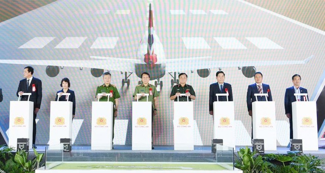Bộ trưởng Bộ Công an và các đại biểu nhấn nút khởi công dự án xây dựng sân bay Gia Bình tại tỉnh Bắc Ninh.