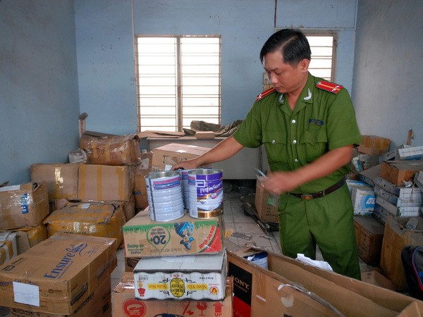 Công an TP.HCM phát hiện nhà một đối tượng ở quận 10 (cũ) sản xuất sữa giả nhãn hiệu nổi tiếng như Ensure gold, Glucerna, Ensure grow Công an TP.HCM phát hiện nhà một đối tượng ở quận 10 (cũ) sản xuất sữa giả nhãn hiệu nổi tiếng như Ensure gold, Glucerna, Ensure grow