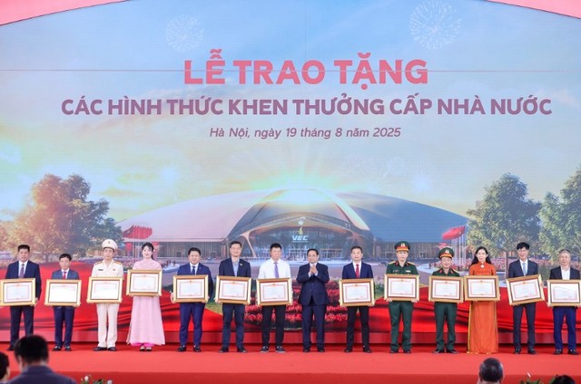 Thủ tướng trao tặng Bằng khen cho nhiều tổ chức, cá nhân có nhiều thành tích giúp đưa nhiều dự án trọng điểm được khánh thành đúng thời hạn. Ảnh: VGP Thủ tướng trao tặng Bằng khen cho nhiều tổ chức, cá nhân có nhiều thành tích giúp đưa nhiều dự án trọng điểm được khánh thành đúng thời hạn. Ảnh: VGP