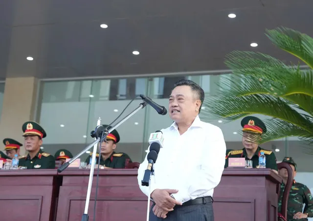 Chủ tịch UBND Thành phố Trần Sỹ Thanh biểu dương tinh thần trách nhiệm, nỗ lực của toàn thể cán bộ, chiến sĩ cũng như các lực lượng diễu binh, diễu hành. Ảnh: Hồng Thái