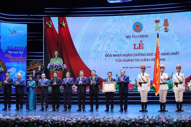 Tổng Bí thư Tô Lâm trao Huân chương Độc lập hạng Nhất tặng ngành Tài chính. Tổng Bí thư Tô Lâm trao Huân chương Độc lập hạng Nhất tặng ngành Tài chính.