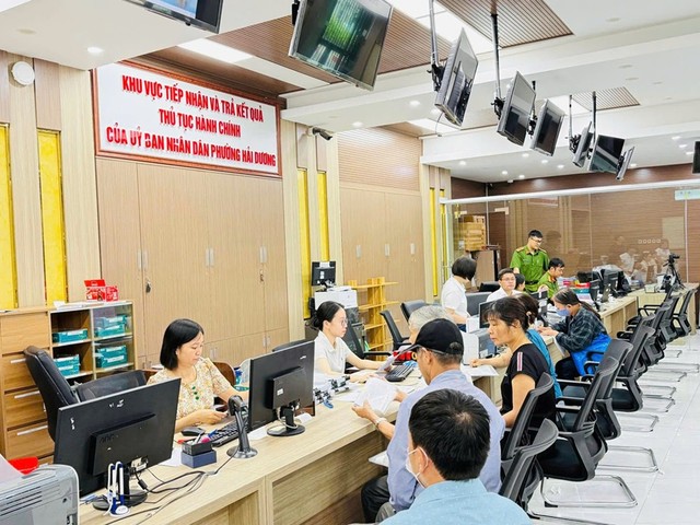 Người dân thực hiện các thủ tục hành chính tại phường Hải Dương, thành phố Hải Phòng.