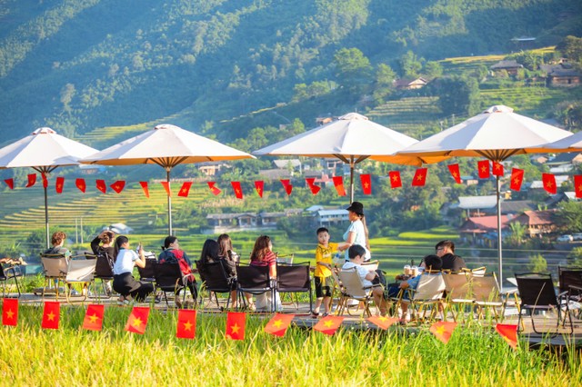 Những ai ưa sự gần gũi nên chọn nghỉ lại trong các homestay nằm giữa thửa ruộng, nơi chỉ cần mở cửa sổ ra là cảm nhận được hương lúa chín thơm lừng. Sa Pa cũng có những quán café ngay kề bên ruộng bậc thang, để du khách có thể hít hà hương lúa, nhấm nháp vị cà phê thơm nồng trong sương sớm. Đặc quyền đó, đương nhiên không phải vùng đất nào cũng có được. (Ảnh: Dương Quốc Hiếu)