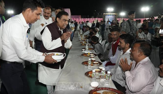 Tỷ phú Mukesh Ambani (thứ 4, bên trái) trong bữa tiệc chiêu đãi trước đám cưới con trai ở Jamnagar, thuộc bang Gujarat, miền Tây Ấn Độ. Ảnh: AFP/TTXVN