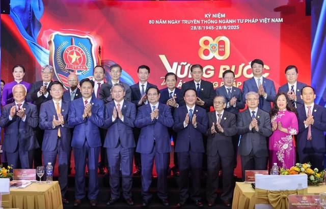 Thủ tướng Phạm Minh Chính chụp ảnh cùng các đại biểu. Ảnh: VGP/Nhật Bắc.