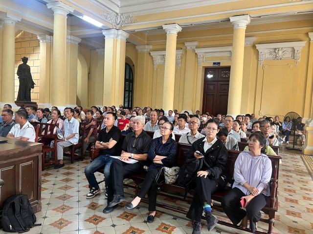 Những ngườI dân bị hại tại Toà.