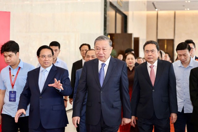 Tổng Bí thư Tô Lâm, Thủ tướng Chính phủ Phạm Minh Chính, Chủ tịch Quốc hội Trần Thanh Mẫn cùng các đại biểu đến dự khai mạc Triển lãm “80 năm Hành trình Độc lập - Tự do - Hạnh phúc”. Ảnh: VGP.