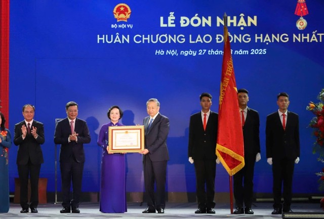 Thay mặt lãnh đạo Đảng, Nhà nước, Tổng Bí thư Tô Lâm trao tặng Huân chương Lao động hạng Nhất cho Bộ Nội vụ. Ảnh: VGP/TG.