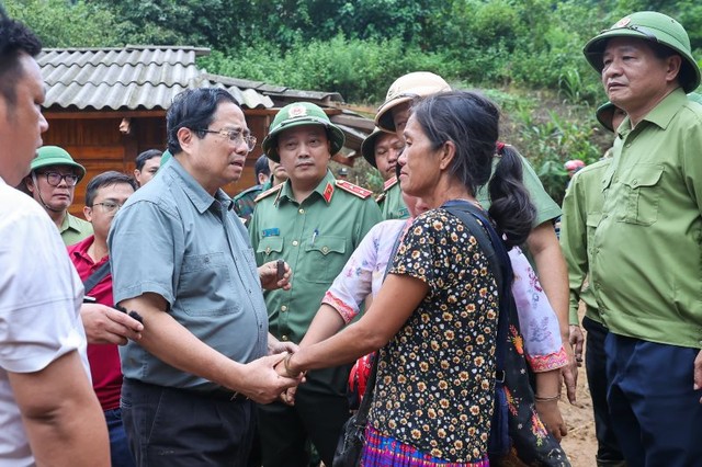 Thủ tướng gặp gỡ với người dân Điện Biên. Ảnh: VGP