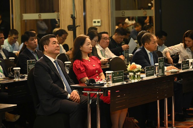 Bộ trưởng Công thương Nguyễn Hồng Diên cùng các đại biểu tham dự hội thảo về phát triển nhiên liệu sinh học trong thời kỳ mới.
