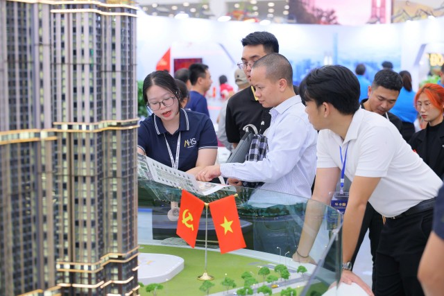 Khách tham quan tương tác với sa bàn ảo 360°