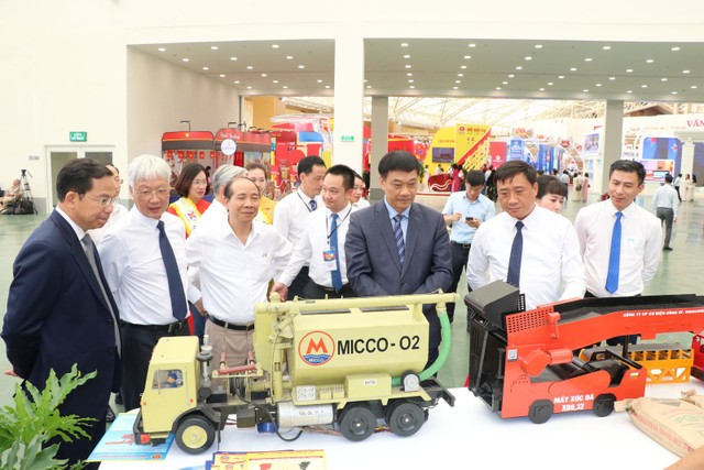 Phó Chủ tịch Quốc hội Vũ Hồng Thanh thăm gian triển lãm của Tập đoàn Công nghiệp Than - Khoáng sản Việt Nam (TKV). Phó Chủ tịch Quốc hội Vũ Hồng Thanh thăm gian triển lãm của Tập đoàn Công nghiệp Than - Khoáng sản Việt Nam (TKV).