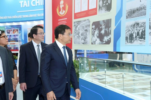 Lãnh đạo Bộ Tài chính thăm khu vực trưng bày các hiện vật lịch sử của ngành Tài chính. Lãnh đạo Bộ Tài chính thăm khu vực trưng bày các hiện vật lịch sử của ngành Tài chính.