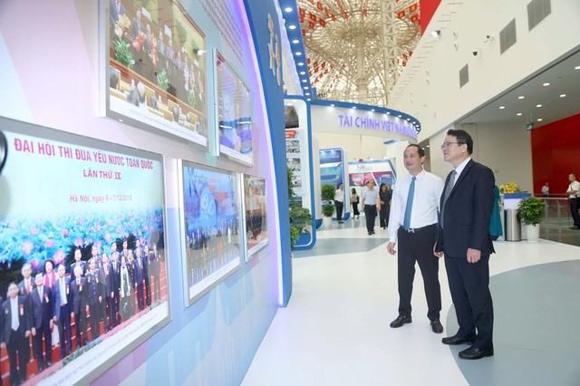 Thứ trưởng Trần Quốc Phương cùng lãnh đạo Văn phòng Bộ tham quan gian Triển lãm của ngành Tài chính. Thứ trưởng Trần Quốc Phương cùng lãnh đạo Văn phòng Bộ tham quan gian Triển lãm của ngành Tài chính.