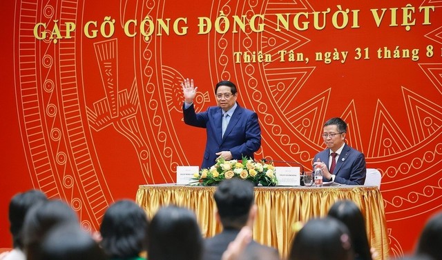 Đón Thủ tướng tại buổi gặp gỡ có khoảng 270 kiều bào, lưu học sinh từ các tỉnh, thành phố Thiên Tân, Bắc Kinh, Thượng Hải, Sơn Đông, Quảng Tây, Hà Bắc cùng các cán bộ, nhân viên Đại sứ quán, đại diện cho cộng đồng hơn 100.000 người Việt Nam tại Trung Quốc. Ảnh: Dương Giang.