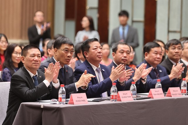 Cùng dự buổi gặp có Phó thủ tướng Chính phủ Hồ Đức Phớc, Phó chủ tịch Quốc hội Vũ Hồng Thanh, lãnh đạo một số bộ, ban, ngành, cơ quan Trung ương.. Ảnh: Nhật Bắc.