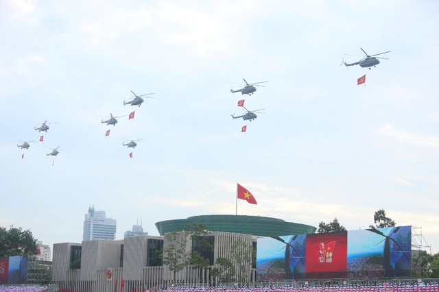 Đội hình trực thăng MI mang theo cờ Đảng, cờ Tổ quốc bắt đầu màn bay tập luyện cho tổng duyệt. Ảnh: Đức Minh