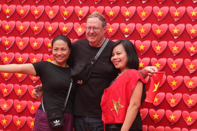 Người dân và du khách check-in tại không gian &quot;Sắc đỏ Ba Đình&quot; do Sở Du lịch chủ trì, phối hợp với UBND phường Ba Đình tổ chức.