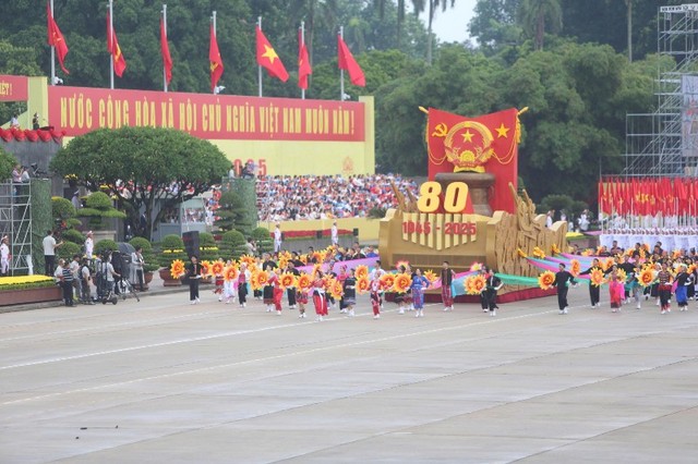 Khối Nghi trượng tiến vào lễ đài, đi đầu là xe mô hình Quốc huy. Ảnh: Đức Minh