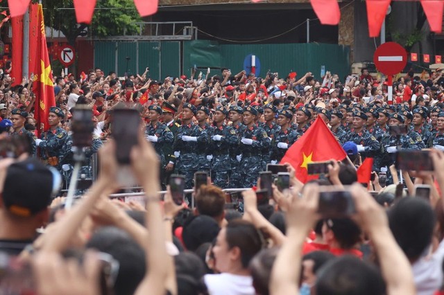 Các tuyến đường có đoàn diễu binh diễu hành đi qua, người dân đứng hàng dài và rất nhiều lớp, kiên nhẫn đợi để cùng nhau chào đón các khối. Ảnh: Dũng Minh Các tuyến đường có đoàn diễu binh diễu hành đi qua, người dân đứng hàng dài và rất nhiều lớp, kiên nhẫn đợi để cùng nhau chào đón các khối. Ảnh: Dũng Minh