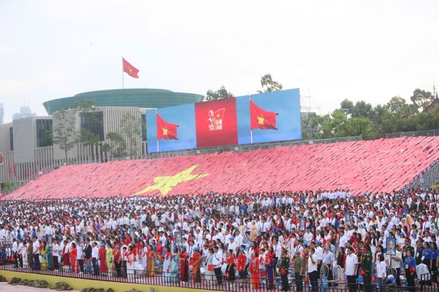 Các khán đài đã không còn chỗ trống khi buổi tổng duyệt chính thức diễn ra.