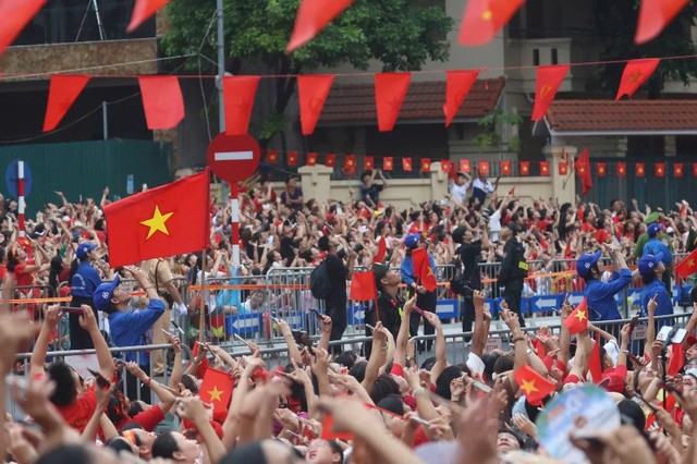 Người dân chiêm ngưỡng màn trình diễn của lực lượng không quân quân đội trên phố Nguyễn Thái Học. Ảnh: Dũng Minh Người dân chiêm ngưỡng màn trình diễn của lực lượng không quân quân đội trên phố Nguyễn Thái Học. Ảnh: Dũng Minh