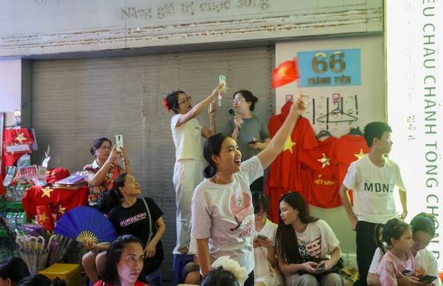 Nhiều người hoà theo điệu nhạc trên phố tạo nên bầu không khí háo hức và đầy năng lượng. Nhiều người hoà theo điệu nhạc trên phố tạo nên bầu không khí háo hức và đầy năng lượng.