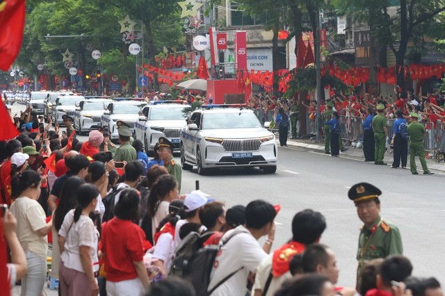 Dàn xe của đội cảnh sát dẫn đoàn trên phố Nguyễn Thái Học. Ảnh: Dũng Minh
