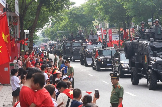 Các phương tiện đặc chủng của lực lượng công an diễu hành qua phố Nguyễn Thái Học. Ảnh: Dũng Minh