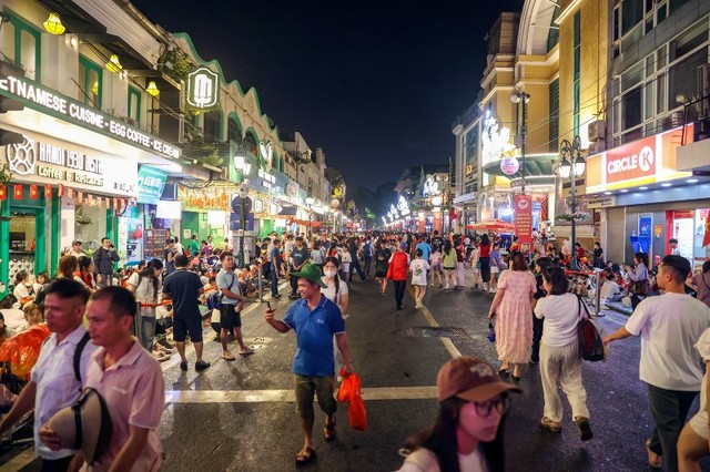 21h toàn bộ phố Tràng Tiền đã không còn chỗ trống. 21h toàn bộ phố Tràng Tiền đã không còn chỗ trống.