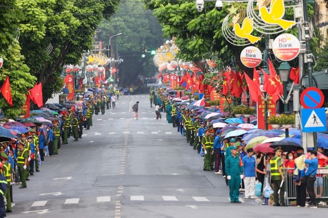 Đường Tràng Tiền - Nhà Hát Lớn cũng đã không còn chỗ đứng từ 21h ngày hôm trước. Đường Tràng Tiền - Nhà Hát Lớn cũng đã không còn chỗ đứng từ 21h ngày hôm trước.