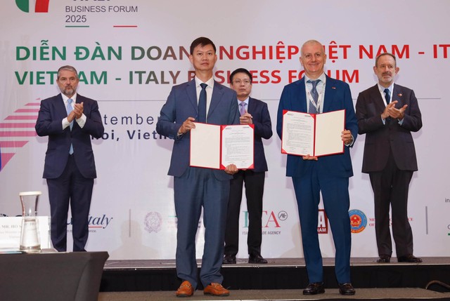 Lãnh đạo hai Bộ đã chứng kiến lễ ký kết hơn 10 biên bản ghi nhớ (MoU) giữa doanh nghiệp hai nước. Ảnh: Mạnh Tuấn.