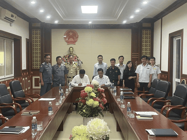 Đại diện Ban Quản lý Khu kinh tế tỉnh Gia Lai và Văn phòng Quản lý Cửa khẩu Quốc tế Oyadav, Vương quốc Campuchia ký biên bản ghi nhớ về bảo đảm lưu thông hàng hóa qua cửa khẩu.