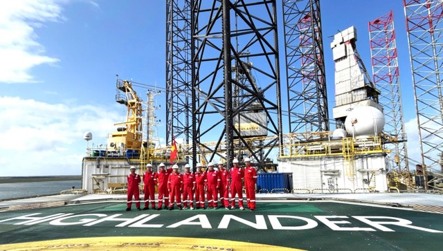 Đội ngũ kỹ thuật của PV Drilling nhận giàn khoan tại Đan Mạch Đội ngũ kỹ thuật của PV Drilling nhận giàn khoan tại Đan Mạch