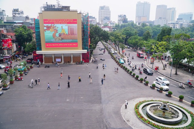 Toàn cảnh quảng trường Đông Kinh Nghĩa Thục nhìn từ trên cao sau khi hoàn thành phân kỳ 1. Khu vực rộng hơn 1,4ha được mở rộng, cải tạo sau khi dỡ bỏ tòa nhà Hàm Cá Mập cũ. Toàn cảnh quảng trường Đông Kinh Nghĩa Thục nhìn từ trên cao sau khi hoàn thành phân kỳ 1. Khu vực rộng hơn 1,4ha được mở rộng, cải tạo sau khi dỡ bỏ tòa nhà Hàm Cá Mập cũ.