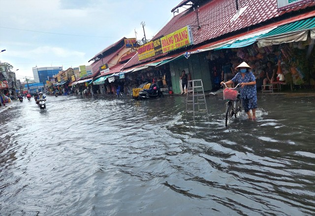 Mỗi mùa mưa tới, khu vực chợ Thủ Đức lại chìm trong biển nước. Mỗi mùa mưa tới, khu vực chợ Thủ Đức lại chìm trong biển nước.