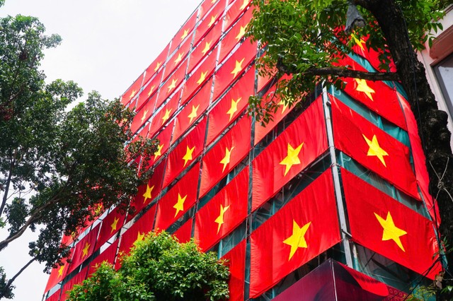 Trên một tòa nhà dọc phố Đinh Tiên Hoàng, quốc kỳ tung bay. Bên trong, các công nhân vẫn tất bật hoàn thiện những công đoạn chỉnh trang. Trên một tòa nhà dọc phố Đinh Tiên Hoàng, quốc kỳ tung bay. Bên trong, các công nhân vẫn tất bật hoàn thiện những công đoạn chỉnh trang.