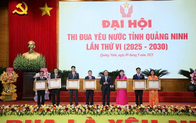 Thừa ủy quyền của Chủ tịch nước, ông Vũ Đại Thắng, Uỷ viên Ban Chấp hành Trung ương Đảng, Bí thư Tỉnh uỷ Quảng Ninh trao Huân chương Lao động hạng Ba cho 7 cá nhân. Ảnh: QMG Thừa ủy quyền của Chủ tịch nước, ông Vũ Đại Thắng, Uỷ viên Ban Chấp hành Trung ương Đảng, Bí thư Tỉnh uỷ Quảng Ninh trao Huân chương Lao động hạng Ba cho 7 cá nhân. Ảnh: QMG