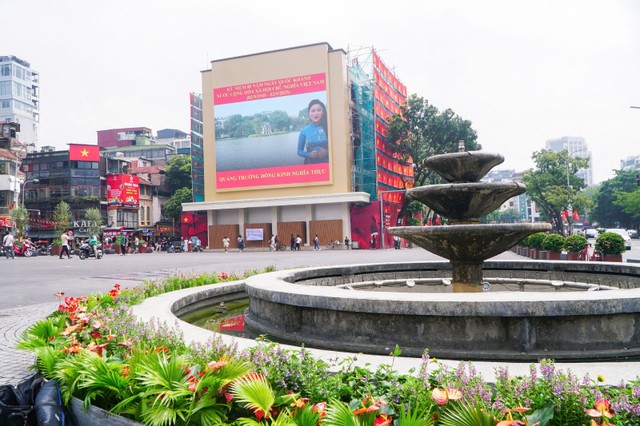 Đài phun nước cũ tại quảng trường được giữ nguyên hiện trạng, đồng thời được bổ sung hoa và cây cảnh tạo thêm vẻ sinh động. Đài phun nước cũ tại quảng trường được giữ nguyên hiện trạng, đồng thời được bổ sung hoa và cây cảnh tạo thêm vẻ sinh động.