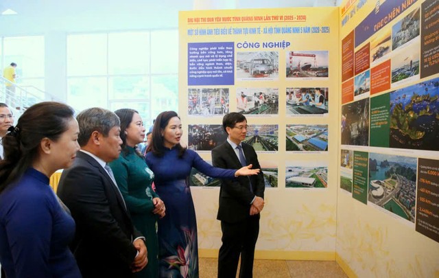 Phó Chủ tịch nước Võ Thị Ánh Xuân cùng lãnh đạo tỉnh Quảng Ninh tham quan triển lãm thành tựu kinh tế - xã hội của địa phương. Ảnh: QMG Phó Chủ tịch nước Võ Thị Ánh Xuân cùng lãnh đạo tỉnh Quảng Ninh tham quan triển lãm thành tựu kinh tế - xã hội của địa phương. Ảnh: QMG