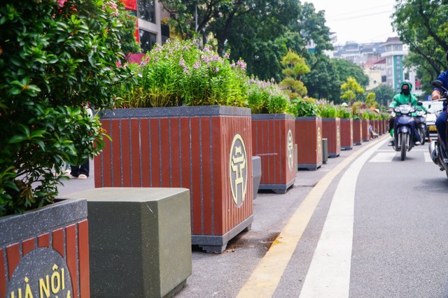 Tuyến phố Đinh Tiên Hoàng nay dành phần lớn diện tích cho người đi bộ, chỉ giữ lại một phần làn đường sát hồ Gươm cho ô tô, xe máy lưu thông. Tuyến phố Đinh Tiên Hoàng nay dành phần lớn diện tích cho người đi bộ, chỉ giữ lại một phần làn đường sát hồ Gươm cho ô tô, xe máy lưu thông.