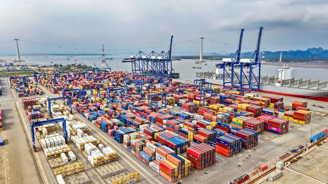 Hiện nay, khu bến Lạch Huyện có tổng cộng 6 bến đang được khai thác. Ảnh: Lê Dũng Hiện nay, khu bến Lạch Huyện có tổng cộng 6 bến đang được khai thác. Ảnh: Lê Dũng