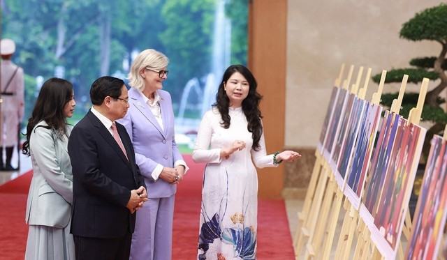 Thủ tướng Phạm Minh Chính và Toàn quyền Australia Sam Mostyn tham quan trưng bày ảnh về quan hệ hợp tác giữa hai nước, do Thông tấn xã Việt Nam thực hiện.