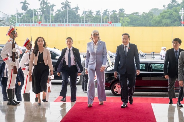 Rời trụ sở Chính phủ, Đoàn đã có mặt tại tòa nhà Quốc hội và hội kiến Chủ tịch Quốc hội Trần Thanh Mẫn.