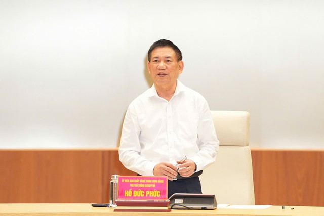 Phó Thủ tướng gợi mở các trụ cột phát triển trong thời gian tới của Hải Phòng, như: Công nghiệp cảng biển và logistics đường thủy nội địa; đẩy mạnh phát triển công nghiệp chế biến, chế tạo, năng lượng tái tạo, nông nghiệp công nghệ cao, kinh tế biển... Phó Thủ tướng gợi mở các trụ cột phát triển trong thời gian tới của Hải Phòng, như: Công nghiệp cảng biển và logistics đường thủy nội địa; đẩy mạnh phát triển công nghiệp chế biến, chế tạo, năng lượng tái tạo, nông nghiệp công nghệ cao, kinh tế biển...