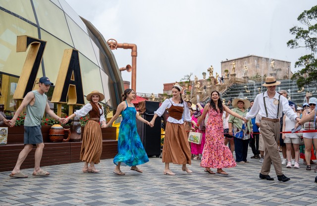 Khách Ấn Độ hòa trong không khí sôi động của các show diễn tại Sun World Ba Na Hills