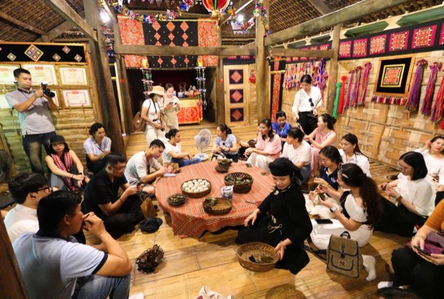 Đoàn Famtrip “Tour du lịch ẩm thực Thái Nguyên năm 2025” do Sở Văn hóa, Thể thao và Du lịch tỉnh tổ chức ngày từ ngày 15-16/9, tại bản làng Thái Hải. Ảnh: Hồ Hạ.